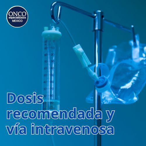 Infusión intravenosa azul en contexto hospitalario.