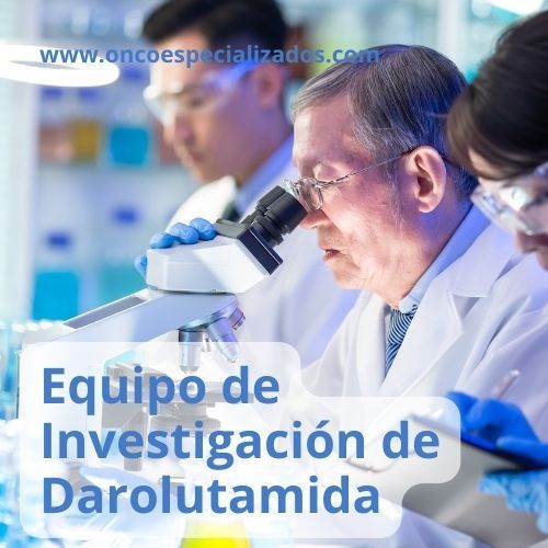 Un hombre mirando a través de un microscopio con las palabras equipo de investigación de darolutamida debajo de él