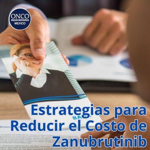  Personas revisando un folleto de asistencia financiera, enfocadas en reducir costos de Zanubrutinib.