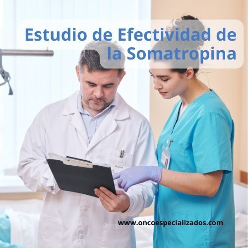 Médicos analizando los efectos de la Somatropina en pacientes con deficiencia hormonal para evaluar su eficacia.