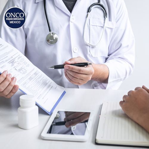 Médico explicando un tratamiento a un paciente.
