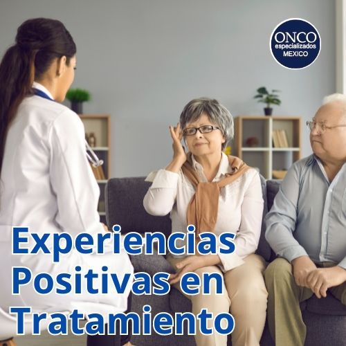 Paciente mayor compartiendo su experiencia positiva tras el tratamiento oncológico con su oncólogo en consulta.