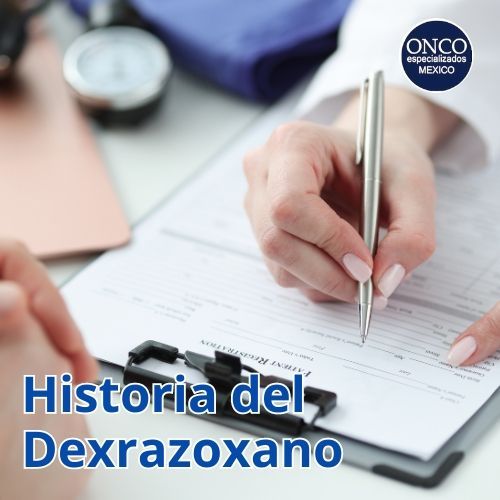 Profesional de la salud tomando notas, simbolizando la documentación histórica y desarrollo del Dexrazoxano.