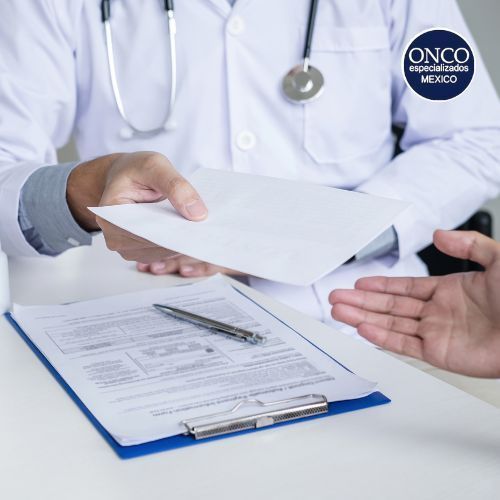 Médico explicando tratamiento para espondilitis.