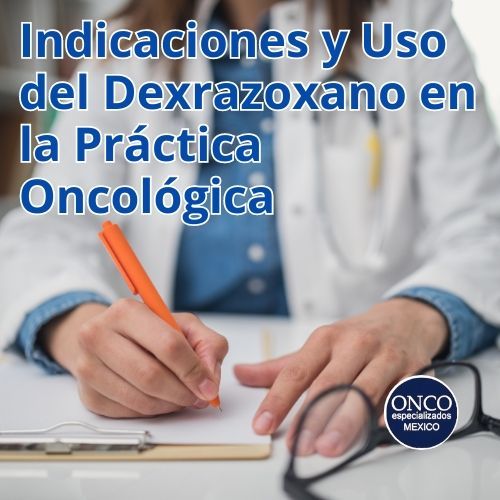 Médico revisando un expediente mientras escribe, representando el uso clínico del Dexrazoxano en oncología.