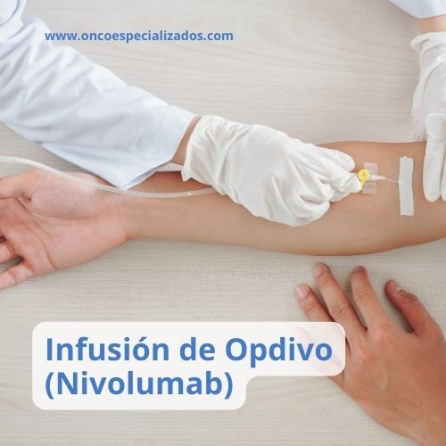 Persona recibiendo una infusión de Opdivo (Nivolumab) como parte de su tratamiento contra el cáncer.