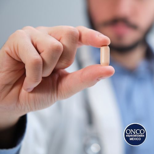 Médico sosteniendo una cápsula de medicamento.