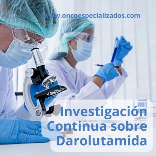 Un hombre y una mujer miran a través de un microscopio mientras usan máscaras y guantes