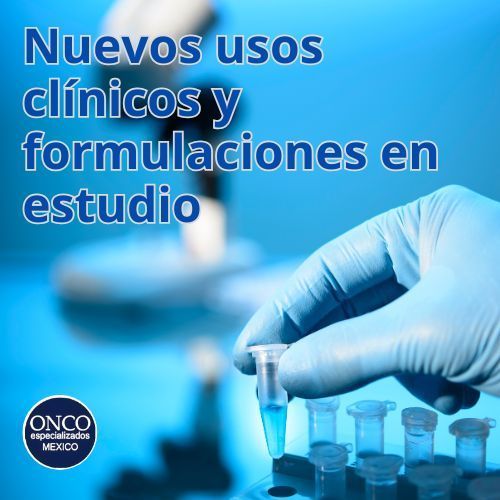 Científica manipulando tubo de ensayo para investigación.