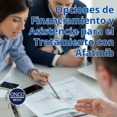 Grupo de personas revisando documentos y discutiendo opciones de financiamiento para el tratamiento con Afatinib.