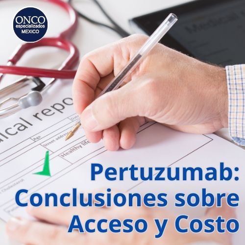 Profesional de la salud firmando un informe médico sobre acceso y costo de Pertuzumab.