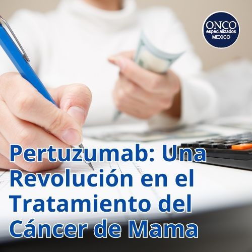Paciente revisando documentos que resumen los avances de Pertuzumab en el tratamiento del cáncer de mama.