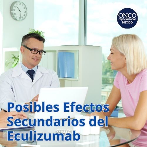 Médico en consulta con un paciente, explicando los posibles efectos secundarios del Eculizumab.