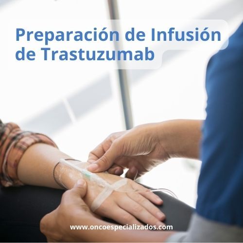 Enfermera preparando una infusión de Trastuzumab para administración intravenosa.