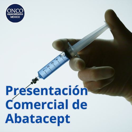 Mano sujetando jeringa preparada con Abatacept.