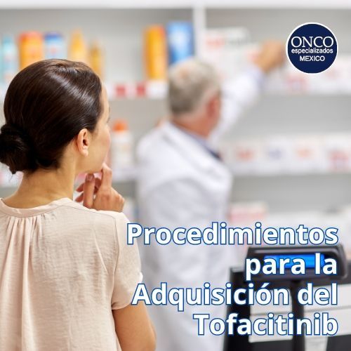 Paciente comprando tofacitinib en una farmacia, asegurando la disponibilidad del medicamento.