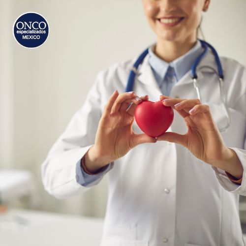 Médico sosteniendo un corazón como símbolo de prevención.