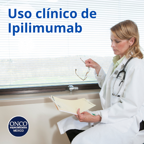 Médica revisando uso clínico de ipilimumab.
