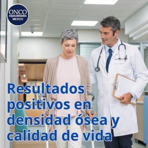 Médico acompañando a paciente sonriente tras tratamiento.
