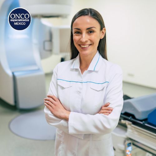 Investigadora en laboratorio desarrollando tratamientos para el mesotelioma.
