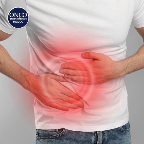 Hombre con inflamación y dolor abdominal severo.