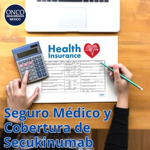 Persona revisando los detalles de la cobertura del seguro médico para Secukinumab.