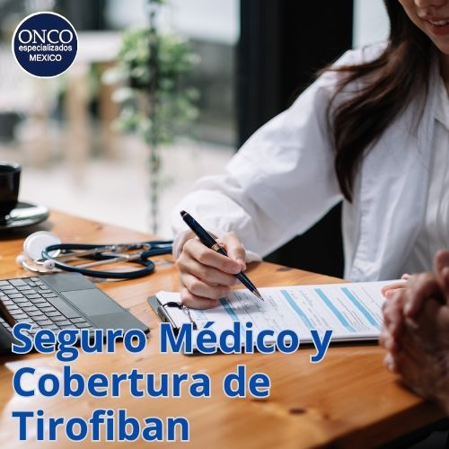 Médico revisando con un paciente los detalles de la cobertura de seguro para Tirofiban.