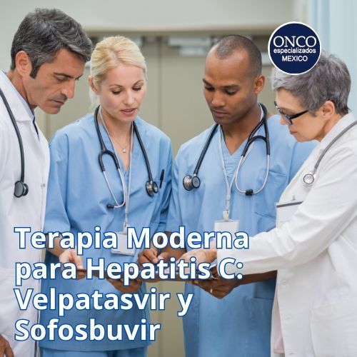 Doctores conversando sobre la terapia con velpatasvir y sofosbuvir en una reunión clínica.