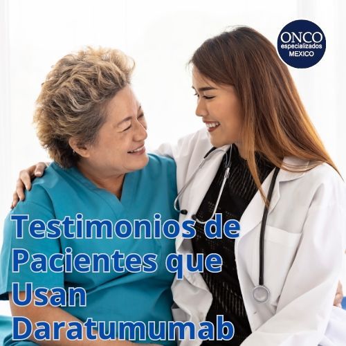 Doctora y paciente sonriendo, compartiendo experiencias positivas.
