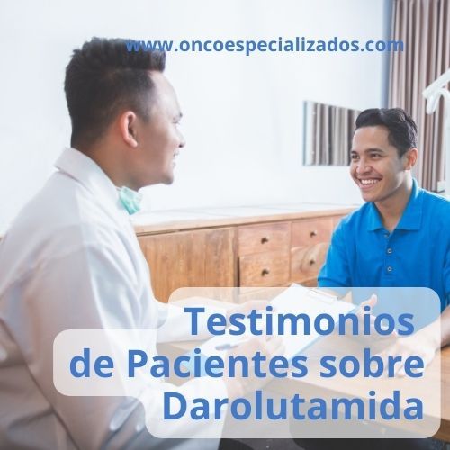 Paciente satisfecho compartiendo su experiencia positiva con la darolutamida junto a su médico.