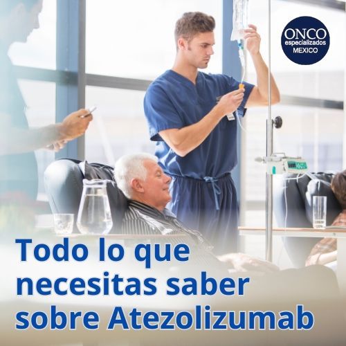 Paciente recibiendo infusión intravenosa de atezolizumab en una sala de tratamiento.