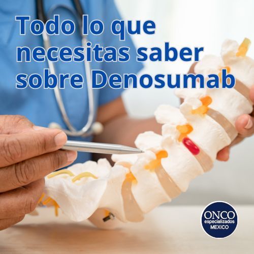 Persona con bata médica señalando una columna vertebral de modelo anatómico con un bolígrafo.