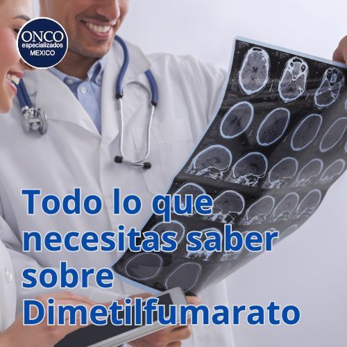 Dos médicos revisan una radiografía de cráneo o cerebro, uno de ellos sonriente.