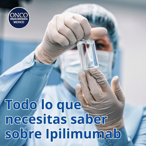 Profesional de salud examinando un vial de ipilimumab.