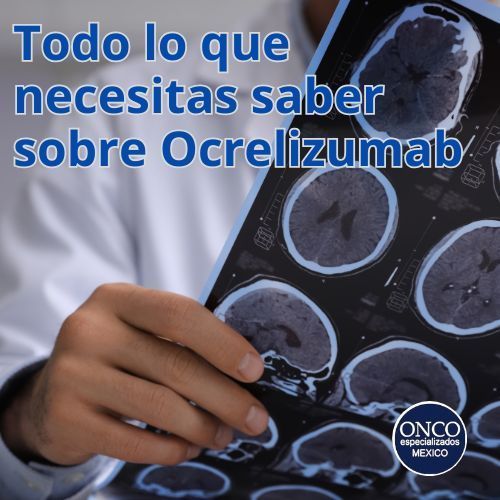 Médico sosteniendo imágenes de resonancia cerebral, relacionadas con información sobre ocrelizumab.