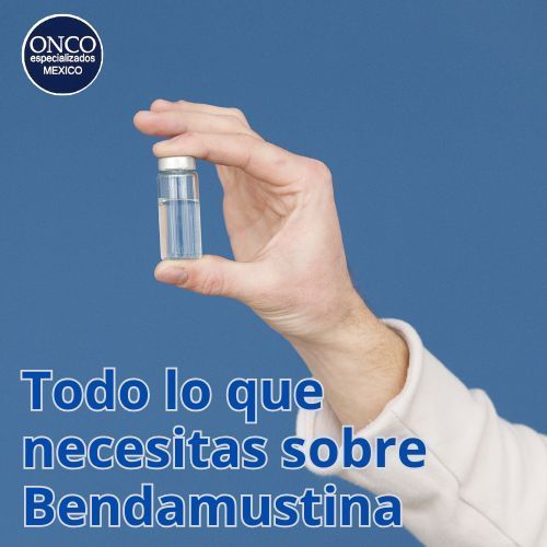 Mano sosteniendo frasco de Bendamustina sobre fondo azul.