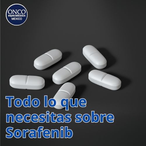 Cápsulas blancas de Sorafenib sobre fondo oscuro.