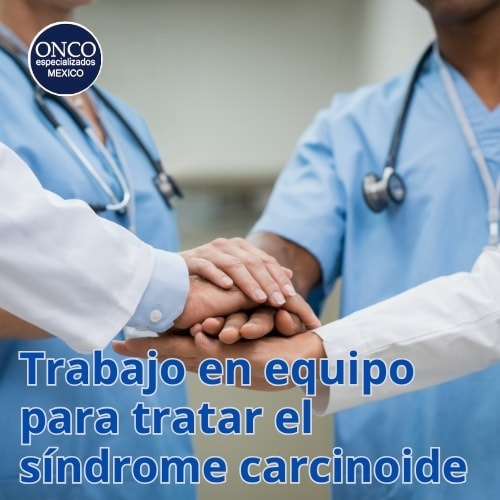 Equipo médico colaborando para tratar el síndrome carcinoide