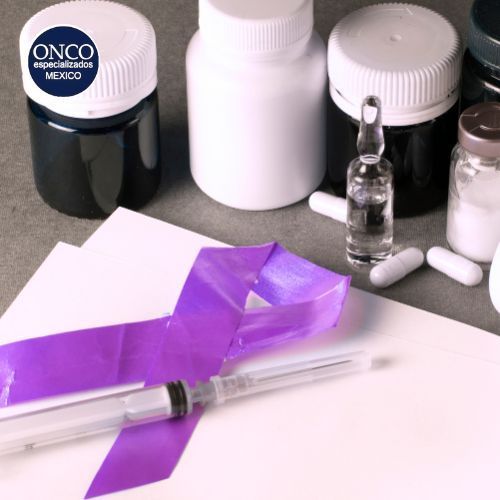 Hay una cinta morada en un trozo de papel al lado de una jeringa.