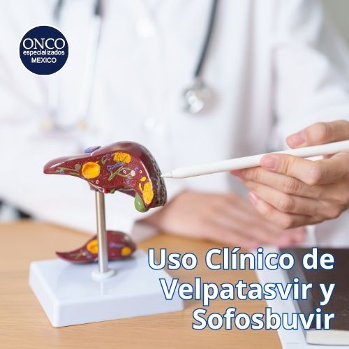 Médico tratando a un paciente con hepatitis C utilizando velpatasvir y sofosbuvir.