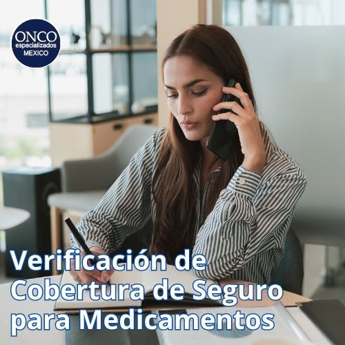 Paciente hablando por teléfono con su aseguradora para verificar la cobertura de velpatasvir y sofosbuvir.