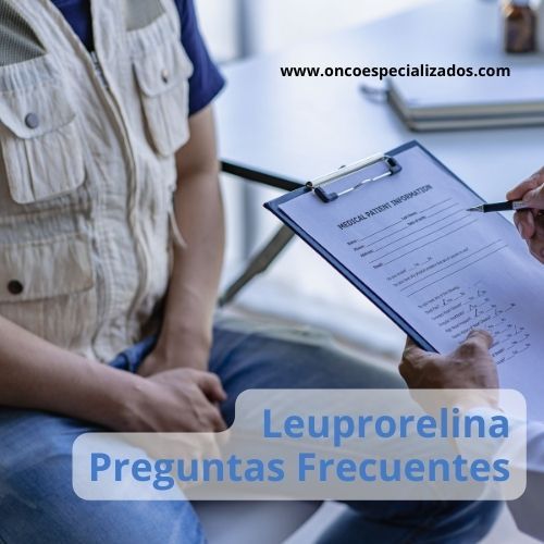 Una persona sostiene un portapapeles con las palabras leuporelina preguntas frecuentes