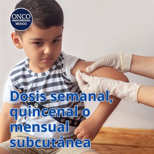 Niño recibiendo inyección subcutánea en brazo.