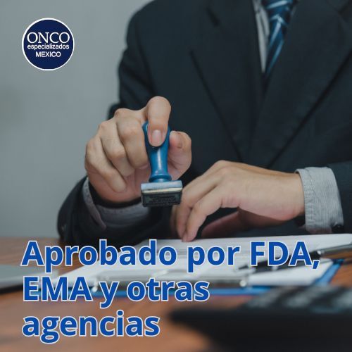 Mano firmando documento con sello regulatorio visible.