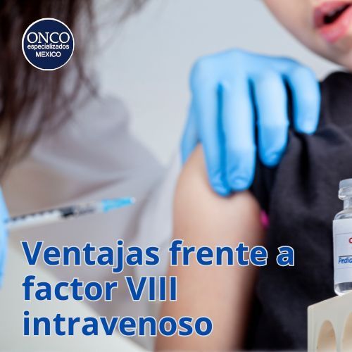 Profesional médico con jeringa lista para administración.