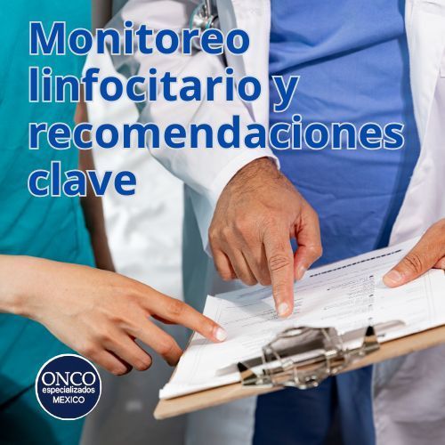 Médico señalando gráficas en expediente clínico.