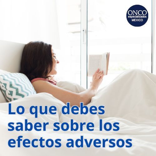 Mujer leyendo en cama sobre efectos secundarios de Tocilizumab.