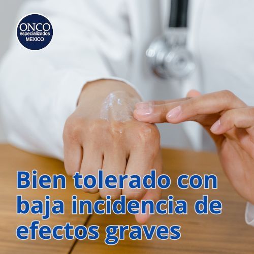 Médico mostrando inyección con expresión de seguridad.