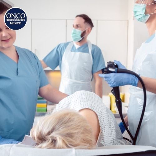 Médico revisando resultados de pruebas de diagnóstico.