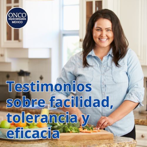 Mujer sonriendo en casa durante tratamiento.